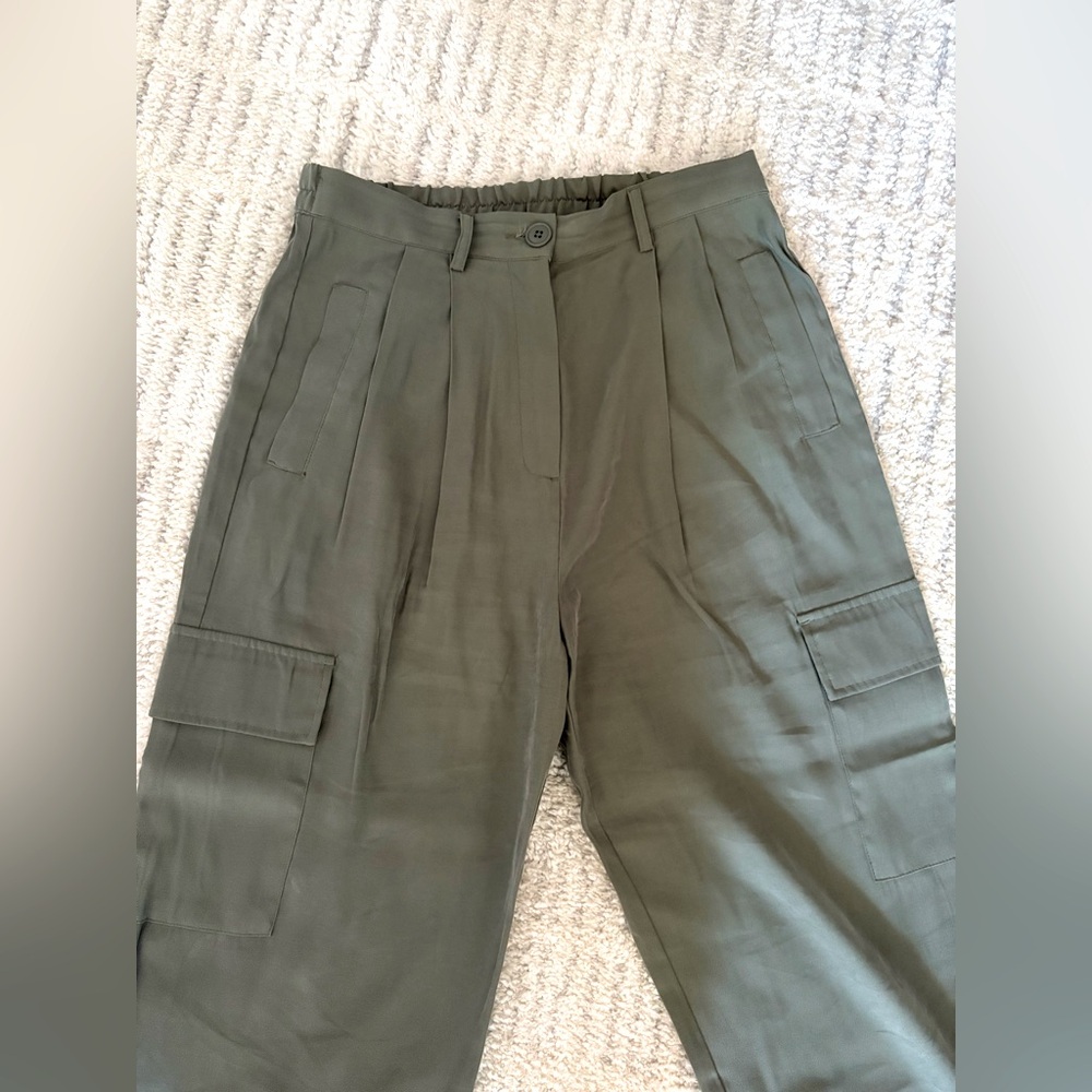 Bloomingdales Pleated Comfort Cargo Pants - Picture 3 of 3